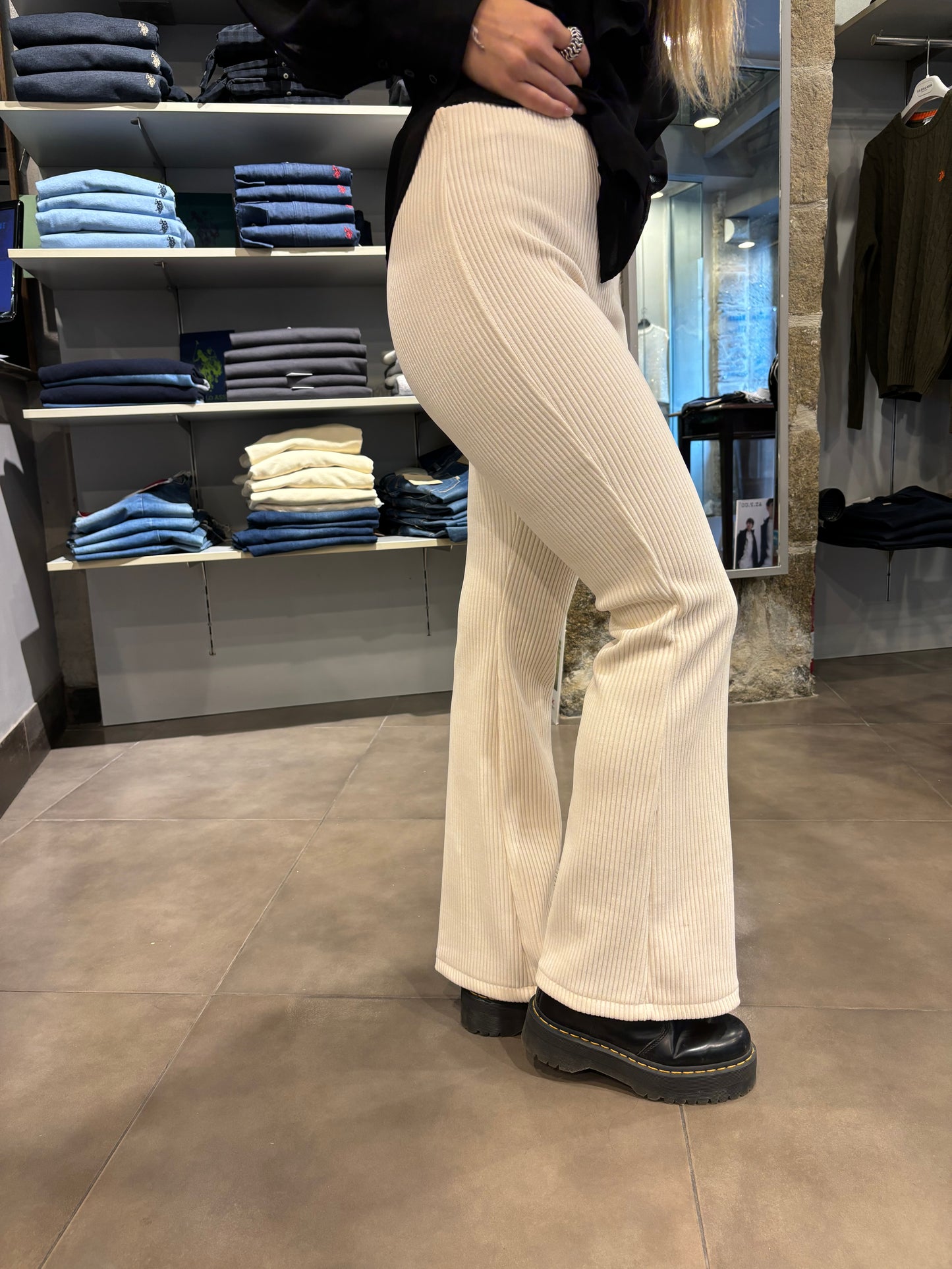 Pantalone zampa velluto panna